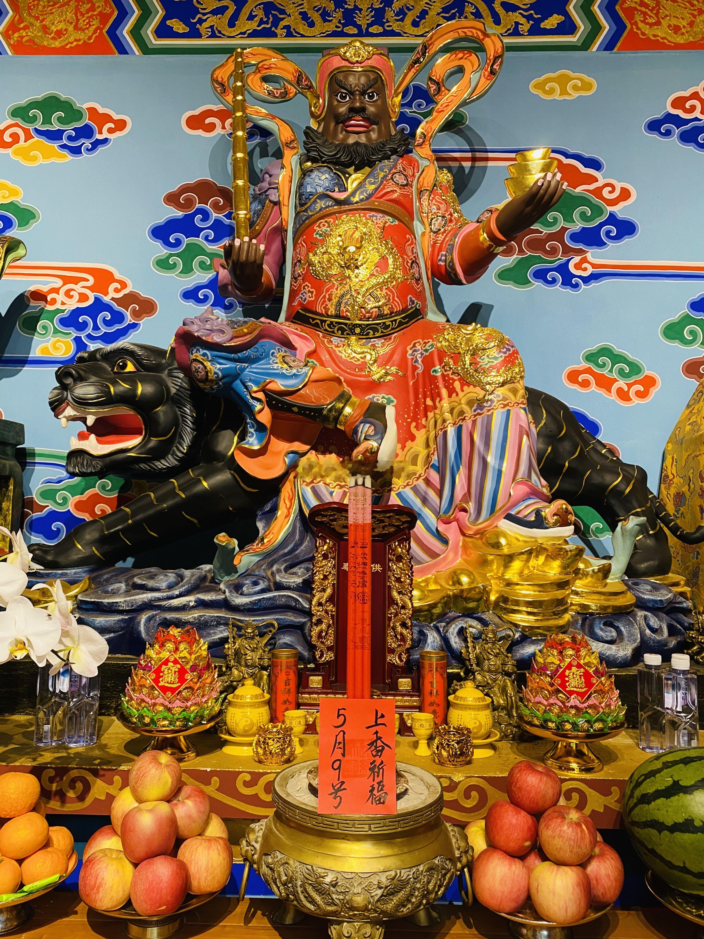 好运的一天，点赞沾运，你必定被神明青睐，5月9日师父在财神殿为点赞的粉丝上香加持
