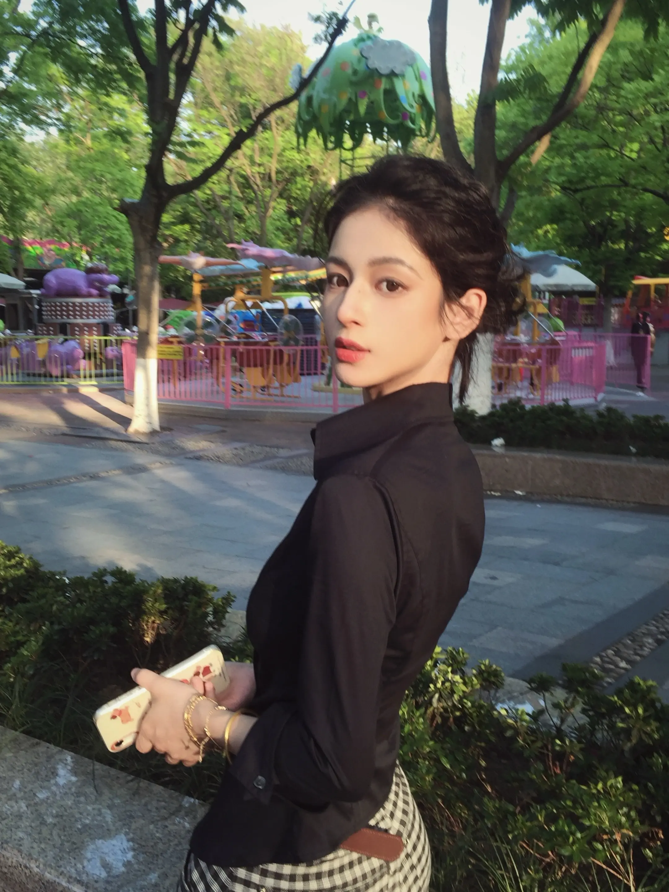 讨厌这样的自己。拥有劳斯莱斯大美女