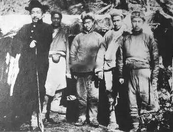 在电影《欢迎来龙餐馆》中，徐福脸部中枪，但是因为张开嘴，捡回了一条命。这事看起来