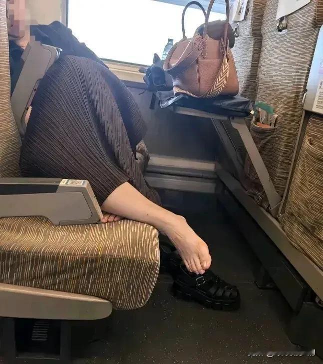 妹子，你的脚很好看
不过有点味道