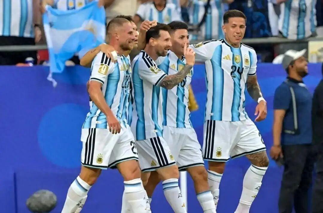 美加墨世界杯达拉斯球场，阿根廷2-0完胜奥地利豪取两连胜提前突围，梅西18球刷新