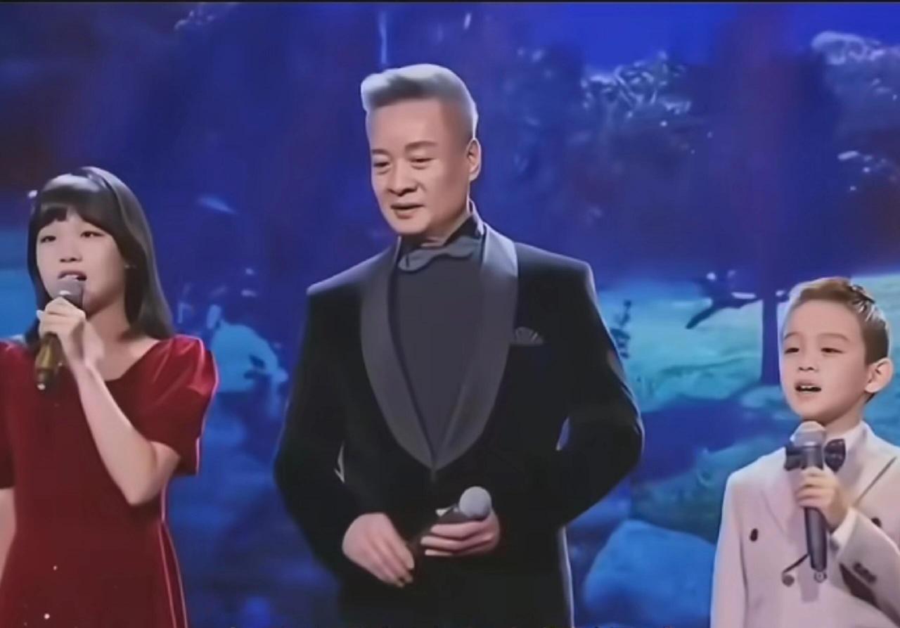 阎维文隔辈亲趣事（超宠溺“阎姥爷”）
 
1. 外孙女是“家里的王”
 
- 他