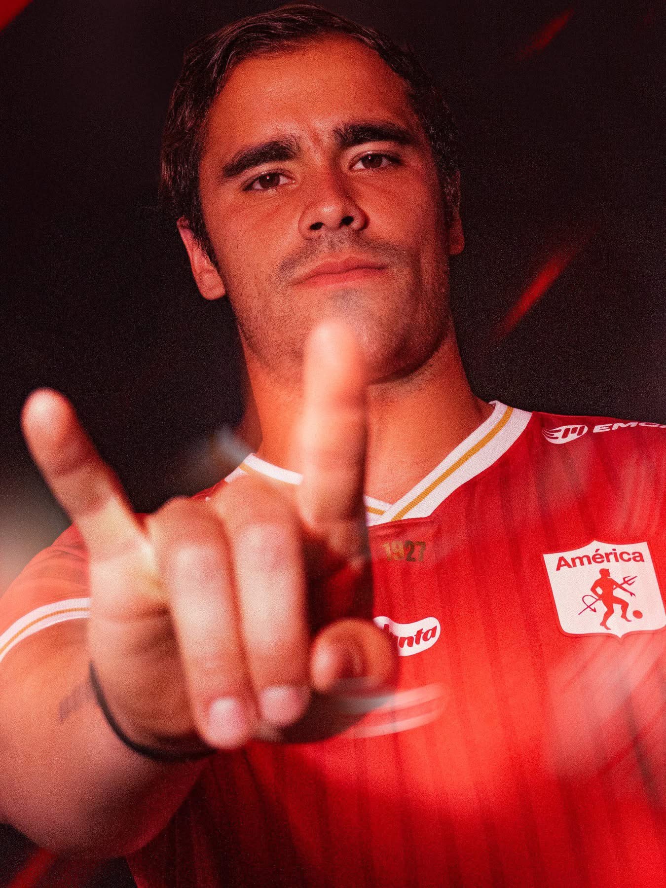 前維拉球星安祖（Juan Pablo Ángel）嘅仔仔，23歲前鋒湯瑪斯安祖（