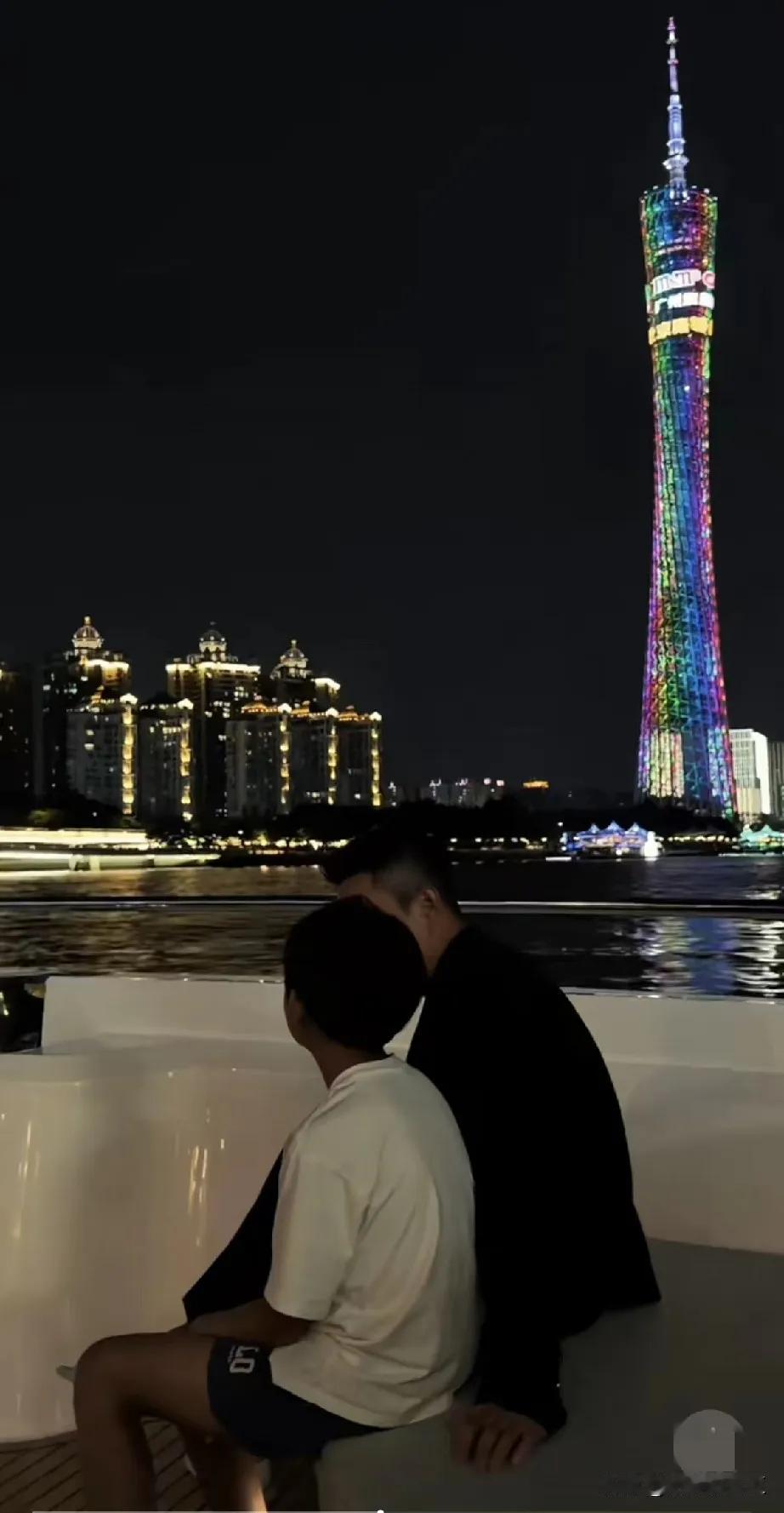 汪小菲本来是去来广州出差的，顺便趁着工作空档，陪着孩子出门转转。
白天父子两人先