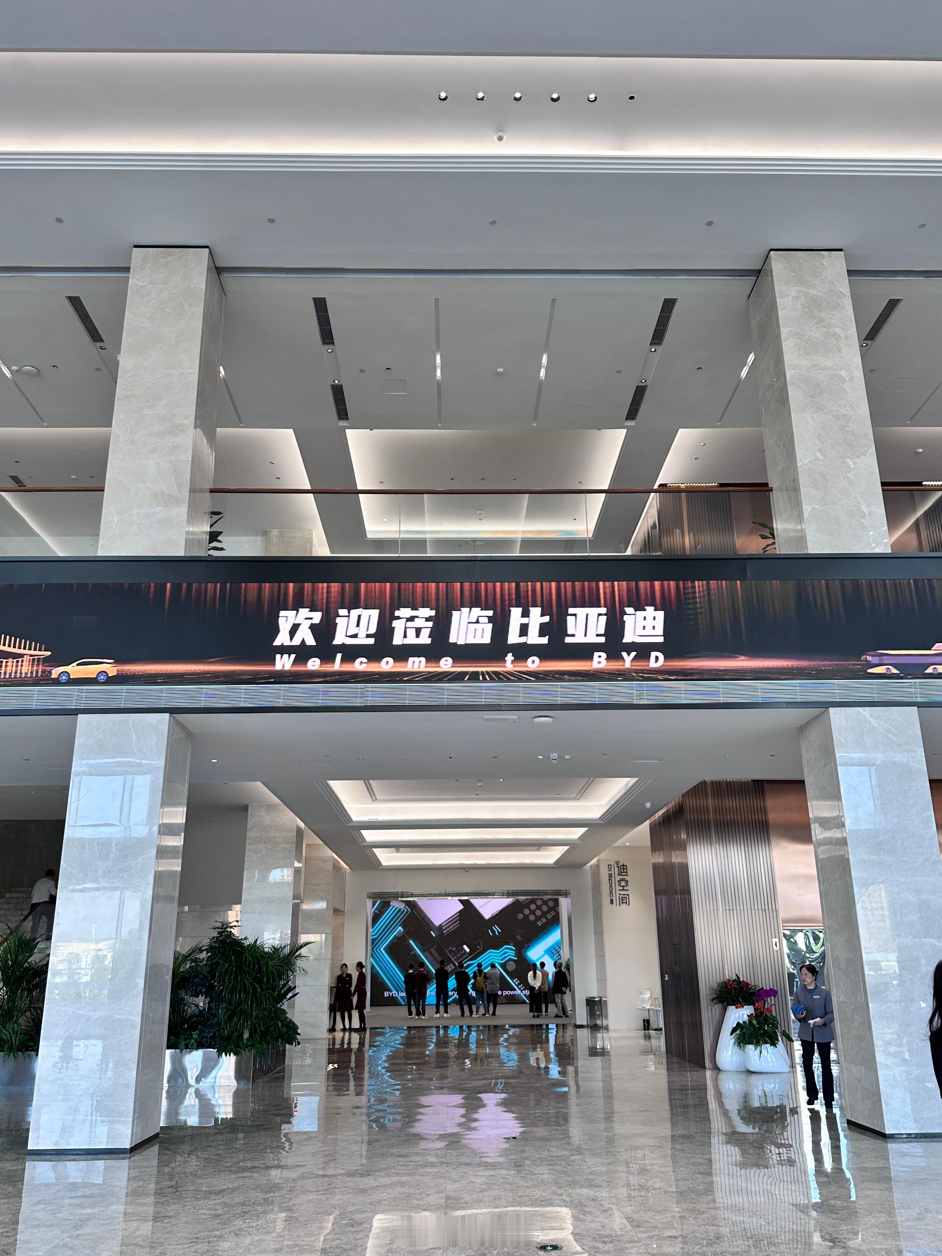 来杯咖啡吗家人们！评论区抽一个宝子喝咖啡☕我也续杯提个神下午要去试比亚迪汉的城区