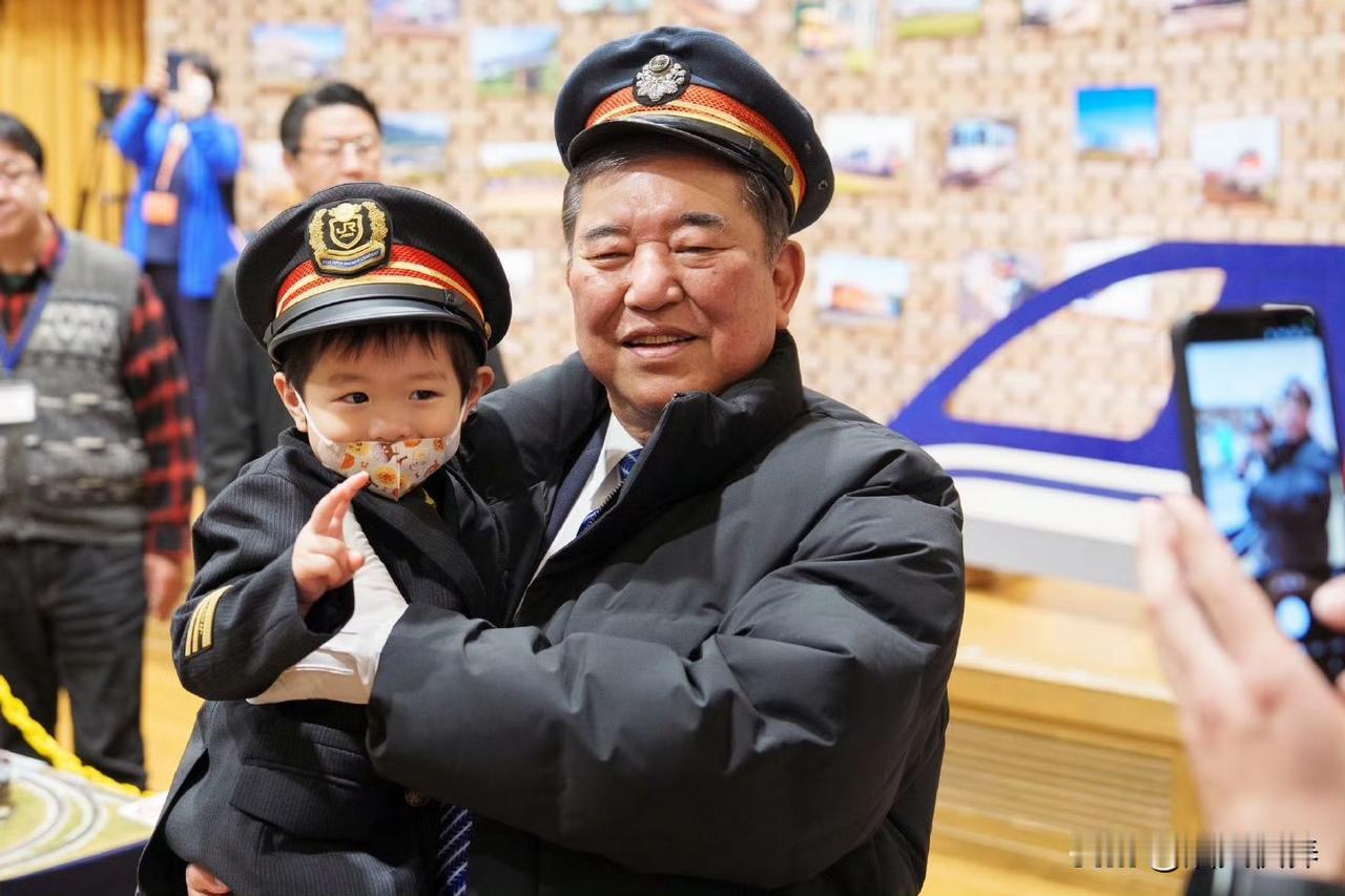 🔻在家乡鸟取的儿童馆爽玩火车模型的石破茂。
🔻石破茂自己发的图。
🔻你再看