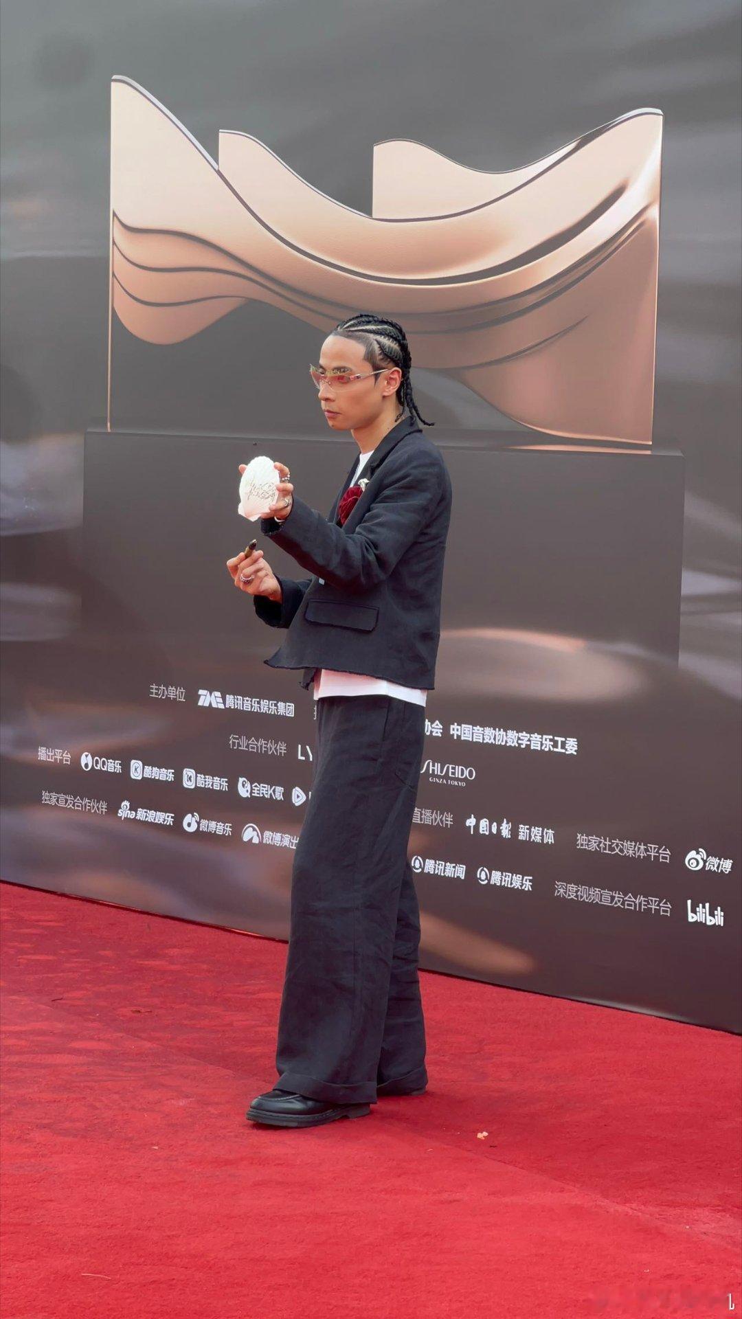浪潮音乐大赏红毯 浪潮红毯全是看点！布瑞吉红马甲唤醒青春记忆，刘恋杜凯创意造型吸