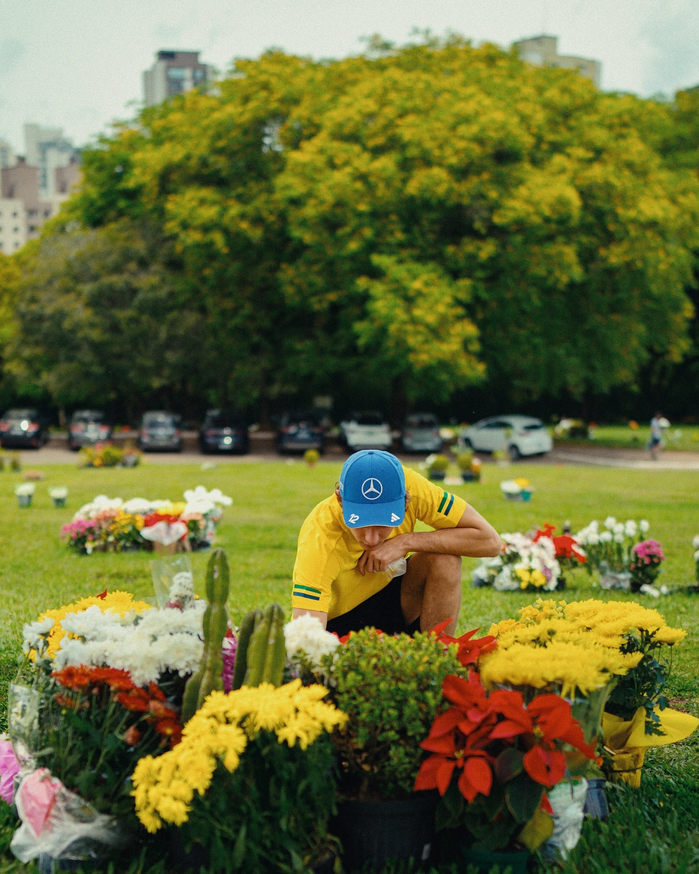 基米·安东内利前往埃尔顿·塞纳的墓前祭拜🙏🏻💐F12025F1圣保罗大奖赛