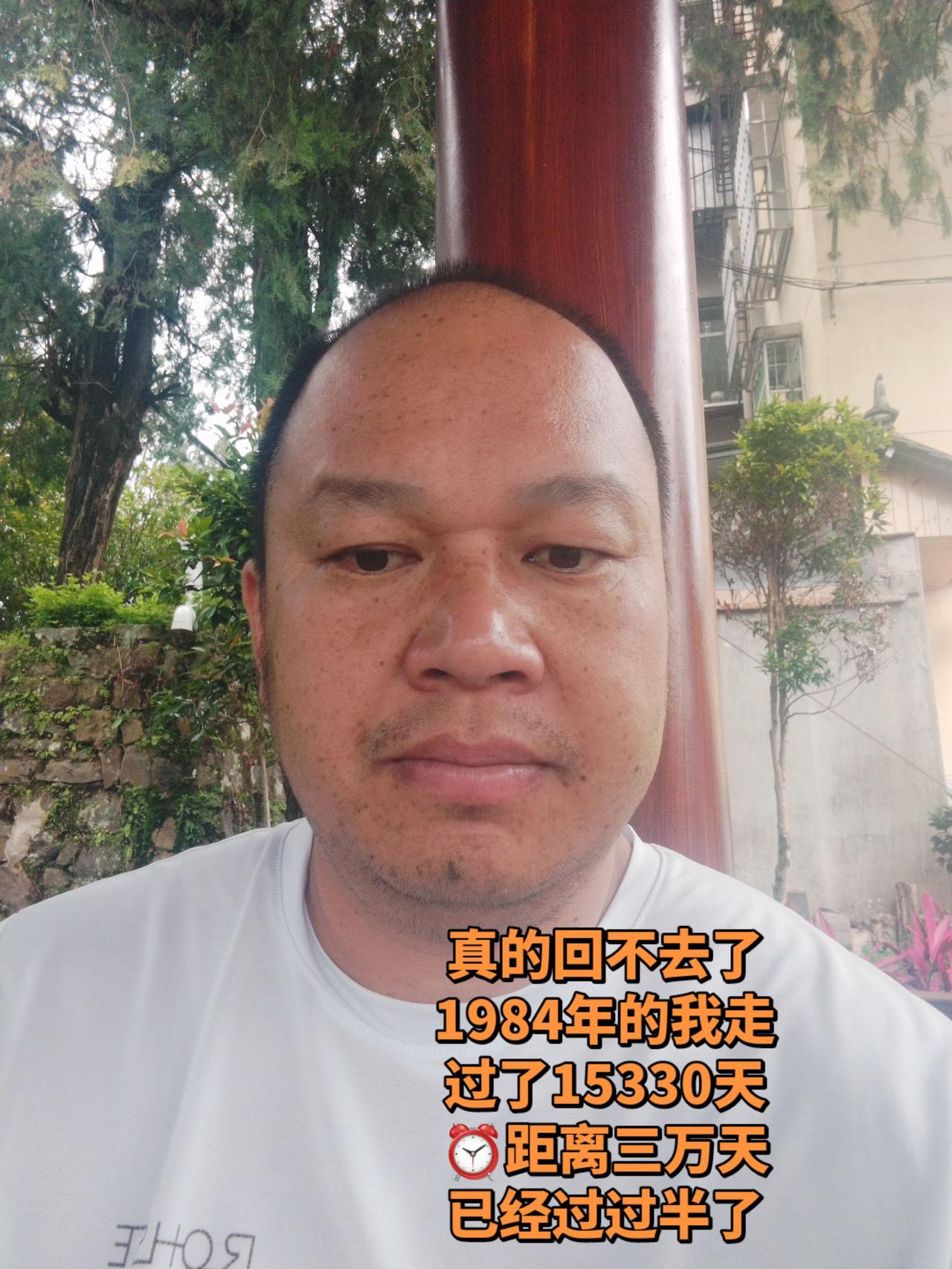 男人的心理年龄真的像个谜，翻了翻自己现在的生活照，发现已经到了不喜欢扎堆的年纪了