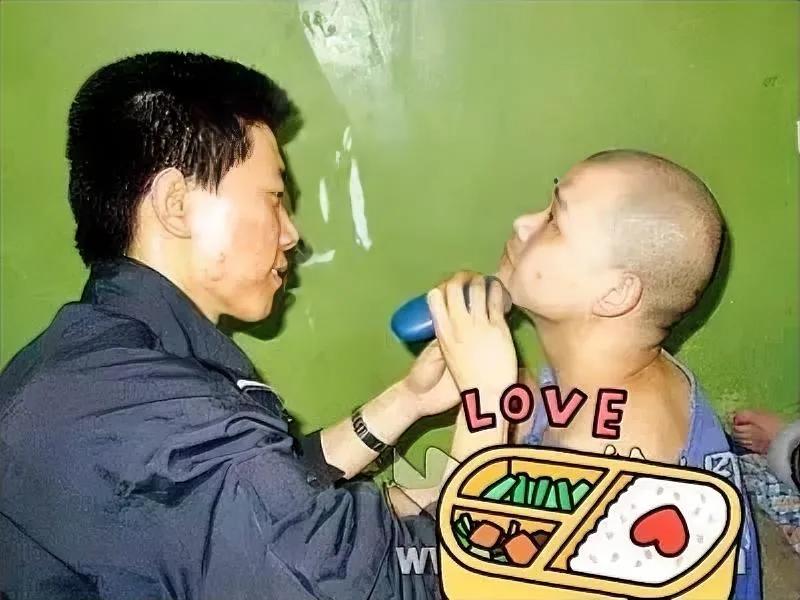 2005年，一名死刑犯即将被押赴刑场，管教干部为他剃胡子，照片中的死刑犯，面无表