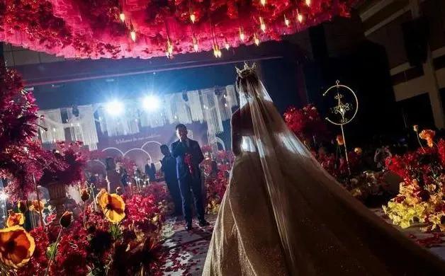 新娘婚礼不愿称呼婆婆为“妈”，婆婆笑称叫阿姨挺好，婚后悔不当初

热闹的婚礼场景