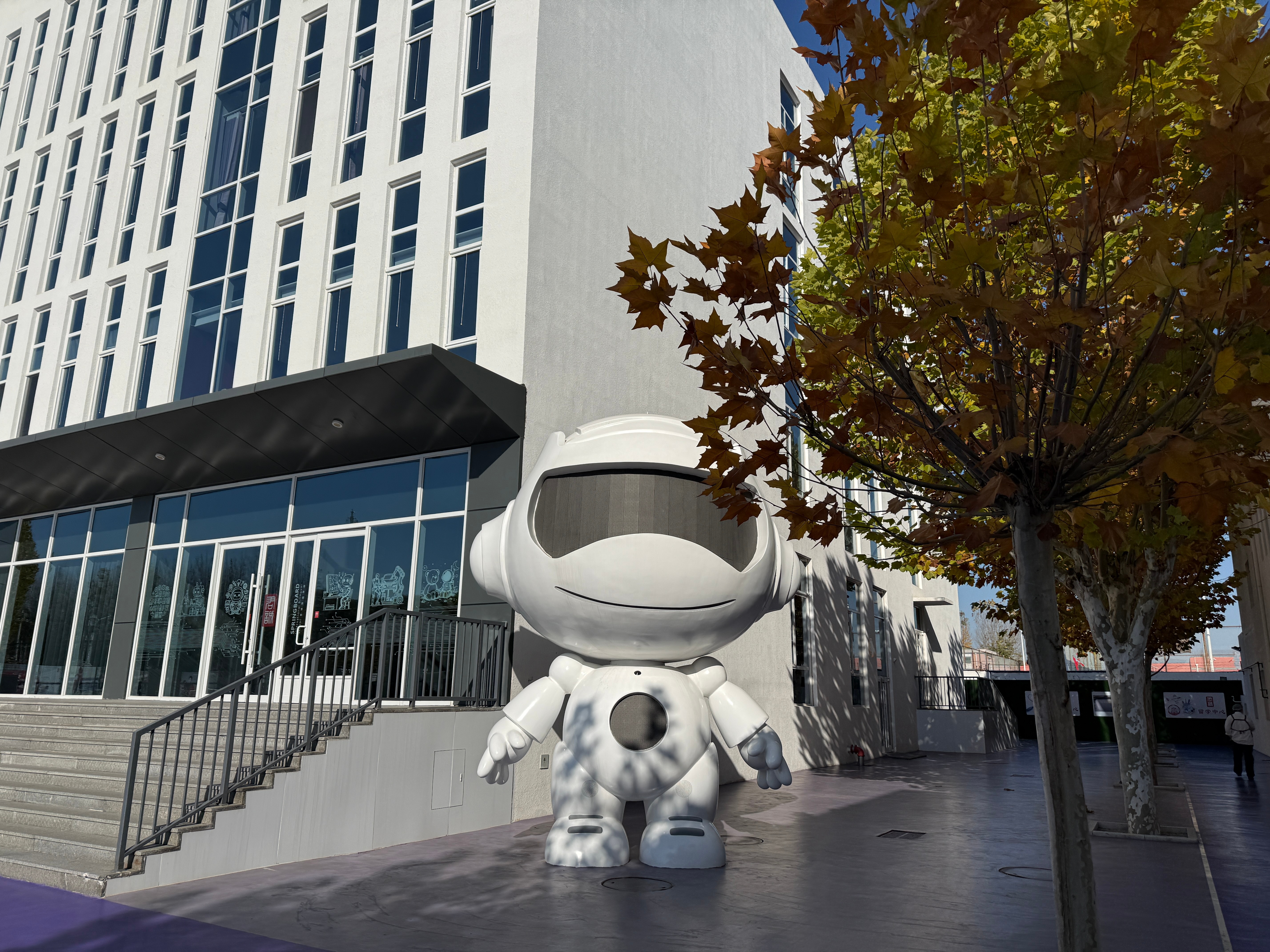 上午去开了个家长会，下午去打了会儿篮球。首都机场停车楼又施工，中信停车区入口极为