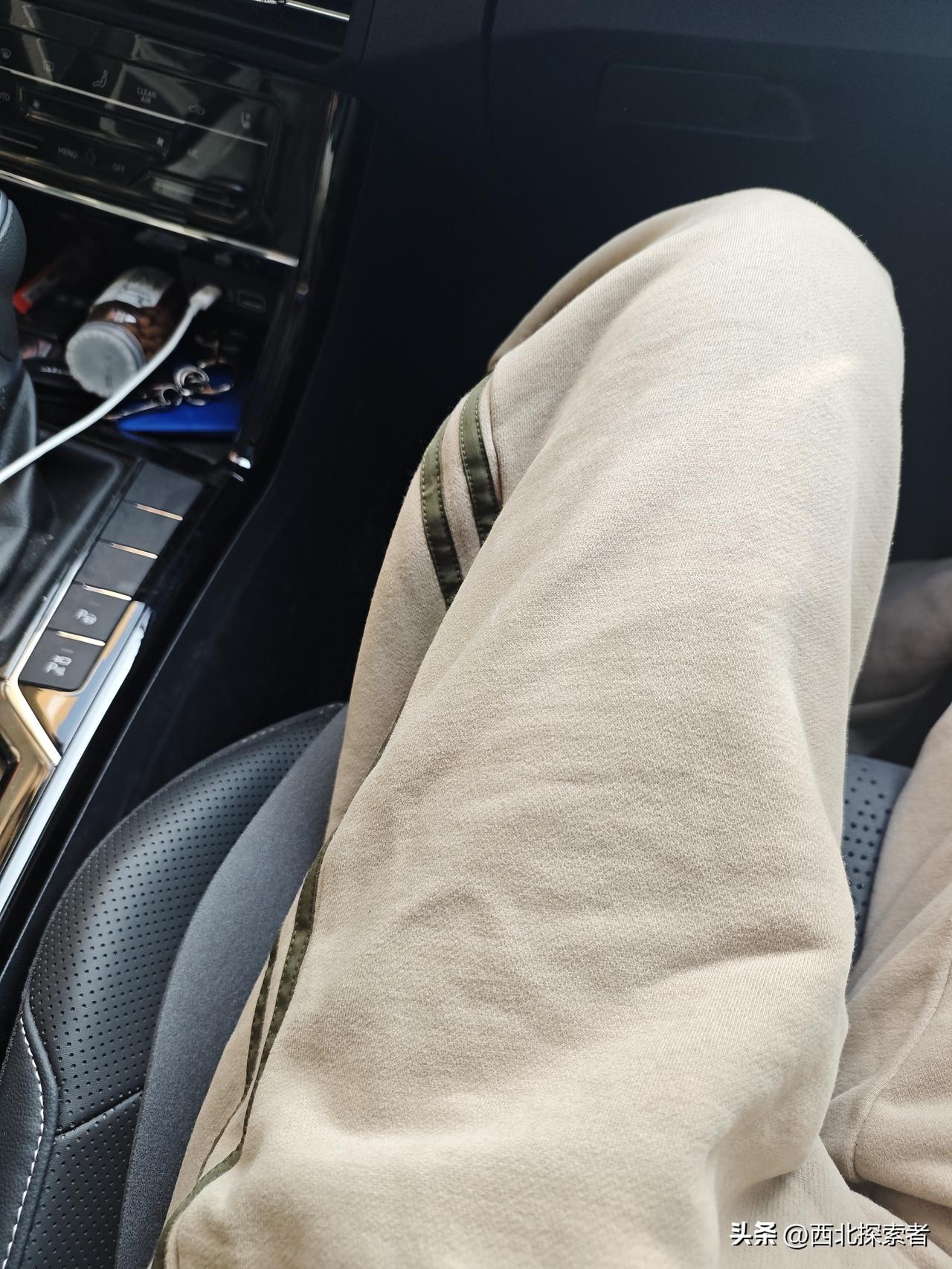 [笑哭]以前特别喜欢穿紧身裤，现在特别喜欢穿肥肥大大的裤子，今天穿了一条加绒的大