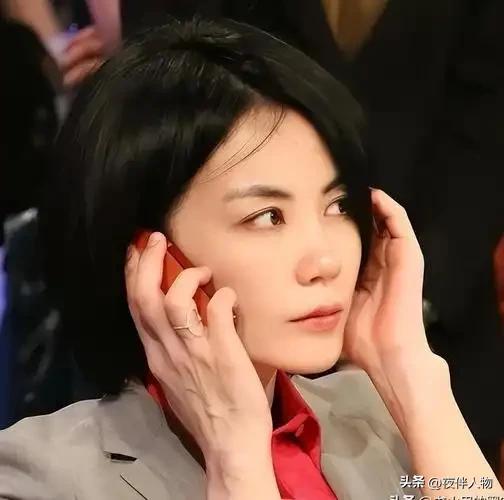 小S问刘嘉玲：你和王菲约会，都聊啥？刘嘉玲：从不聊天，就发呆，一坐就是45分钟。