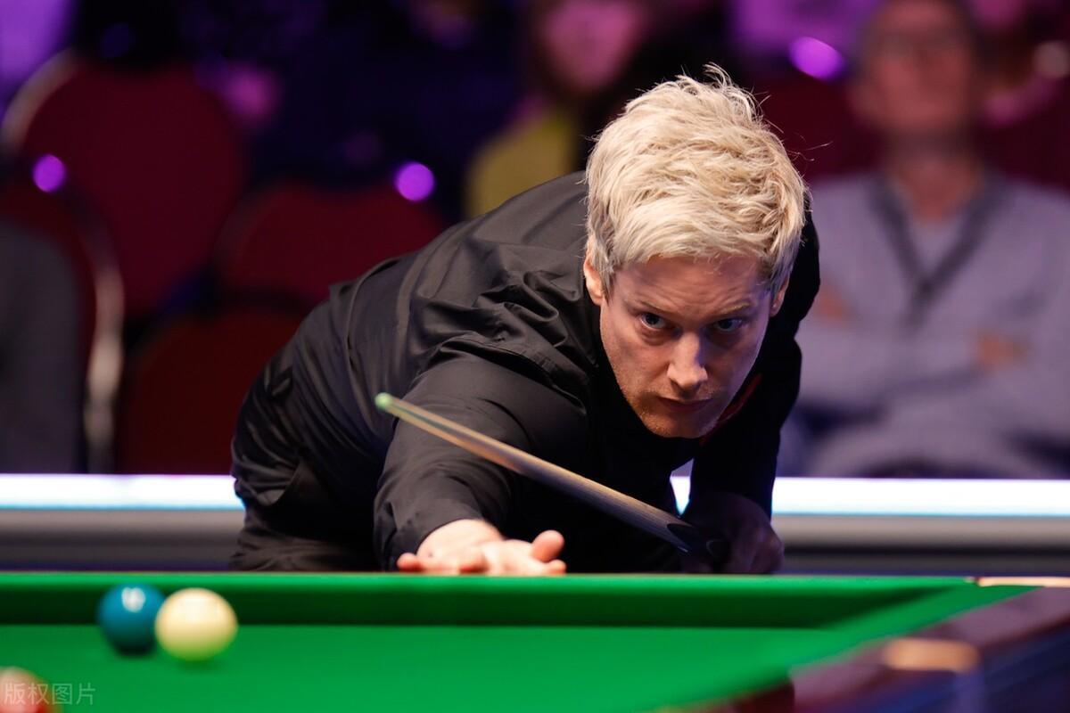 斯诺克世界公开赛半决赛丁俊晖和罗伯逊的比赛的第5局，在罗伯逊进攻红球中袋的时候，