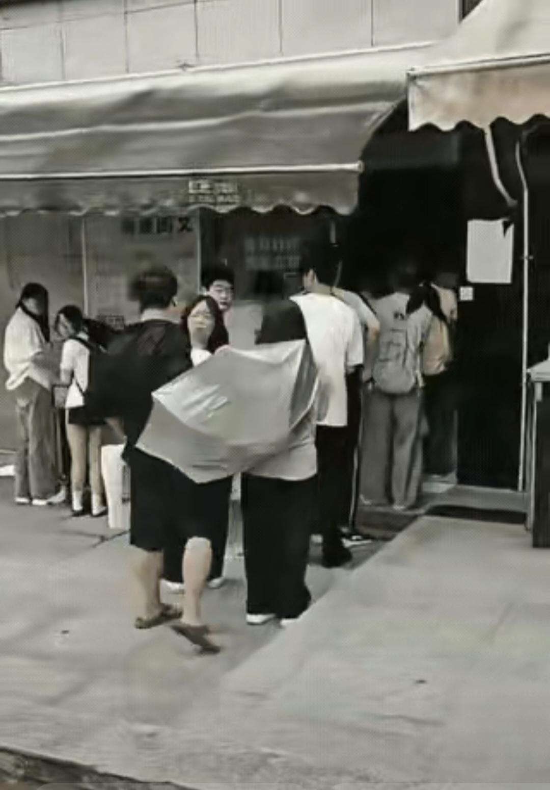 “我是女的，你敢还手？”排队打伞戳到人，反手扇小伙耳光，结果被踹翻在地——这顿揍