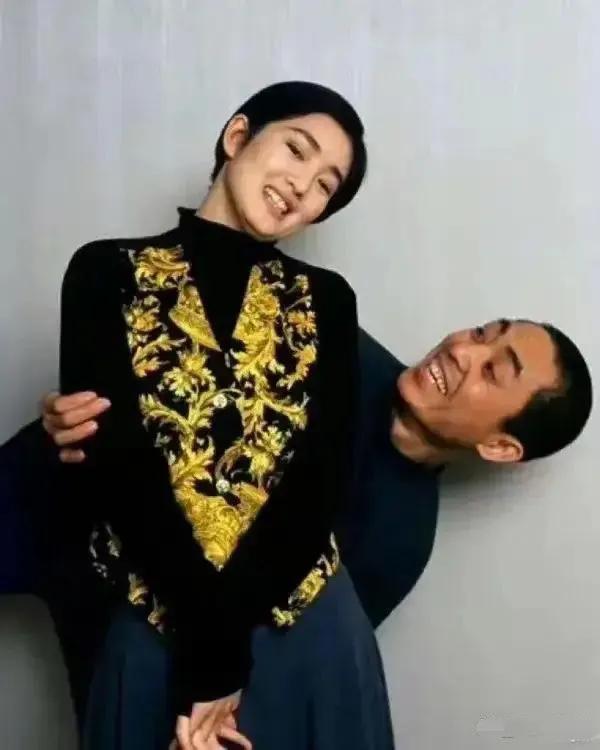 当年的巩俐和张艺谋，到底是多少人的“意难平”？在中国的电影史上，张艺谋和巩俐无疑