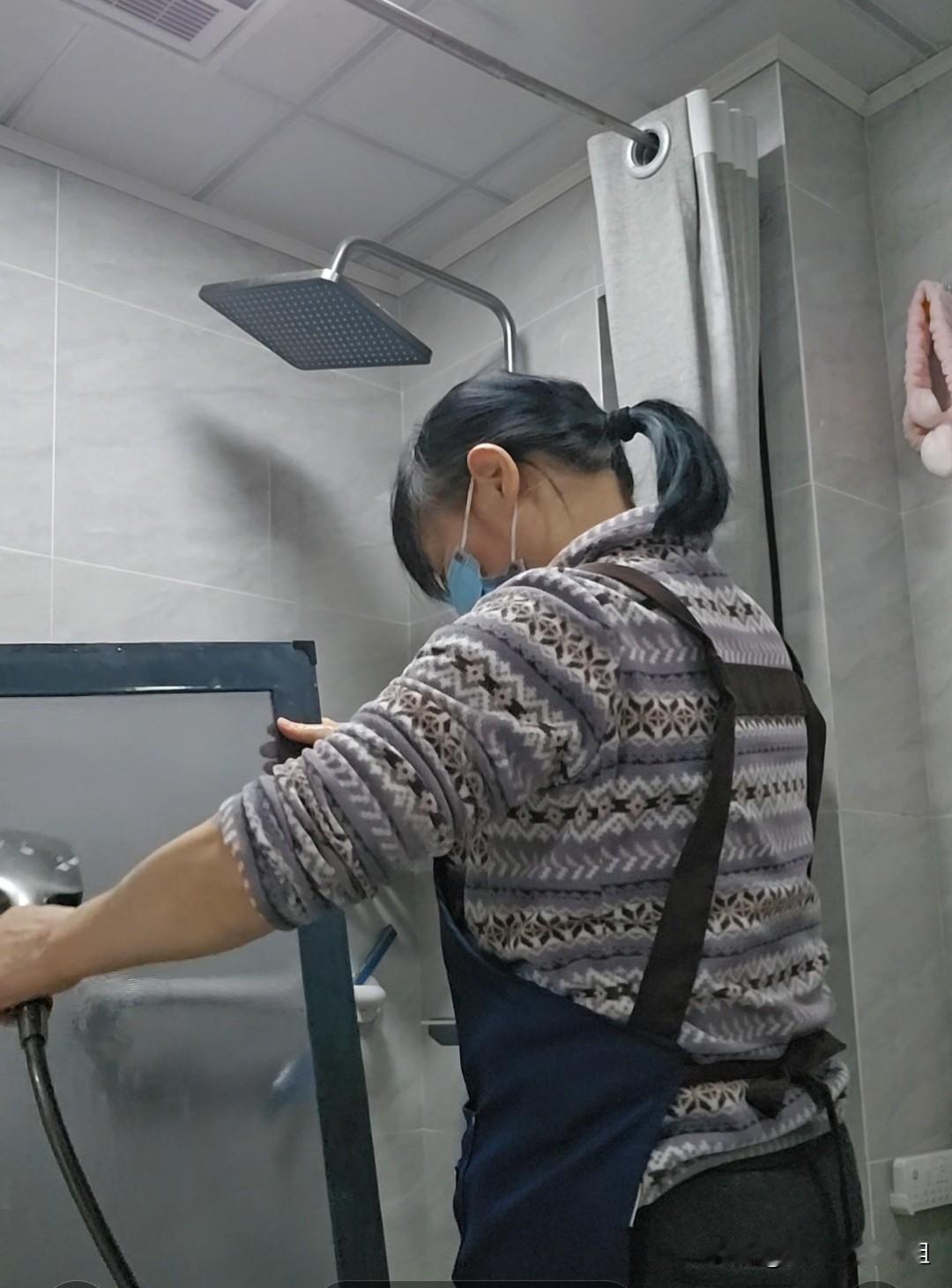 昨天给她打扫的这个女孩真厉害。以出租房子给别人赚钱。打扫好卫生她还送了我一样东西