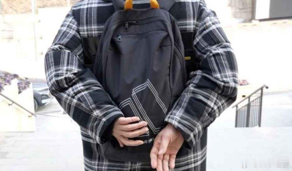 看了令人心酸，辽宁朝鲜族女子老公死了没钱买骨灰盒，用去世儿子的书包装骨灰。他们唯