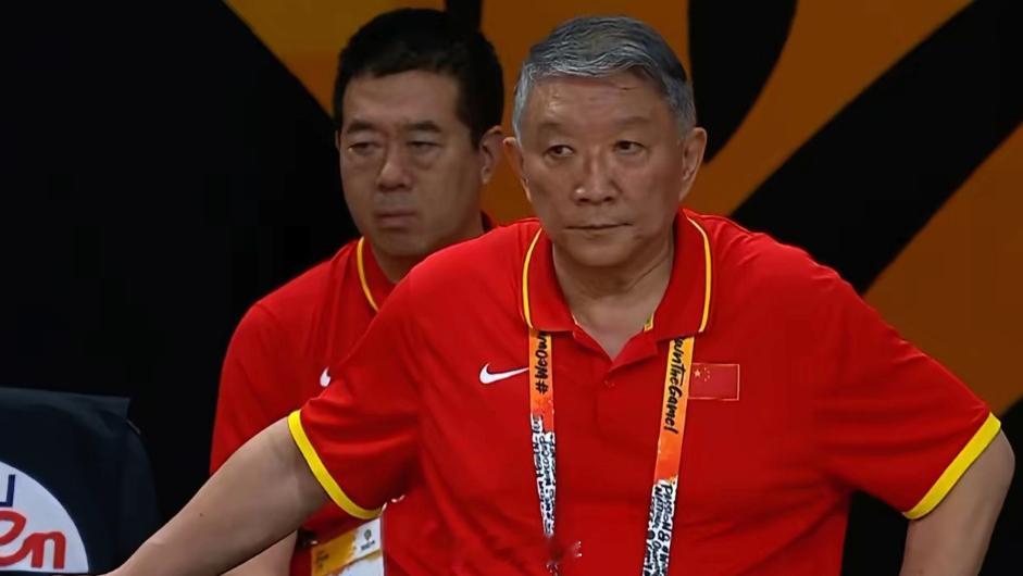 宫鲁鸣这下真要后悔了！固执不带李梦，女篮吞下苦果中国女篮61‑94大比分输给美国