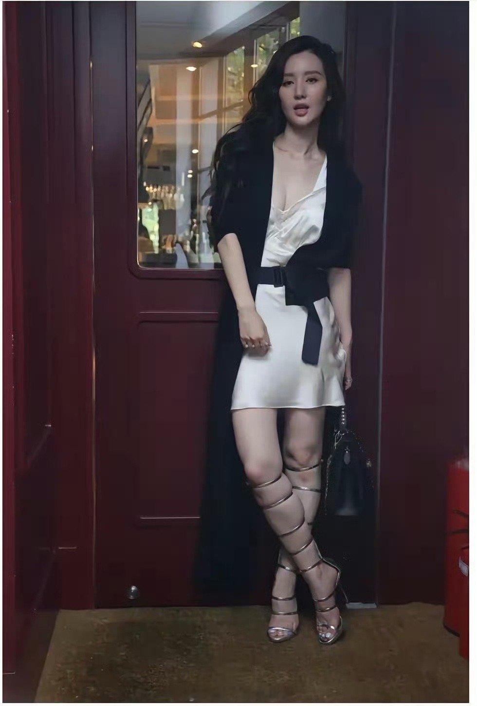张萌这肉肉的身材竟然敢这样穿[赞] 