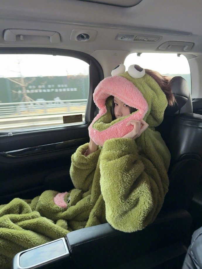 陈都灵晒玩偶服开机照陈都灵今天是社牛玩偶嘟 陈都灵今天是社牛玩偶嘟 