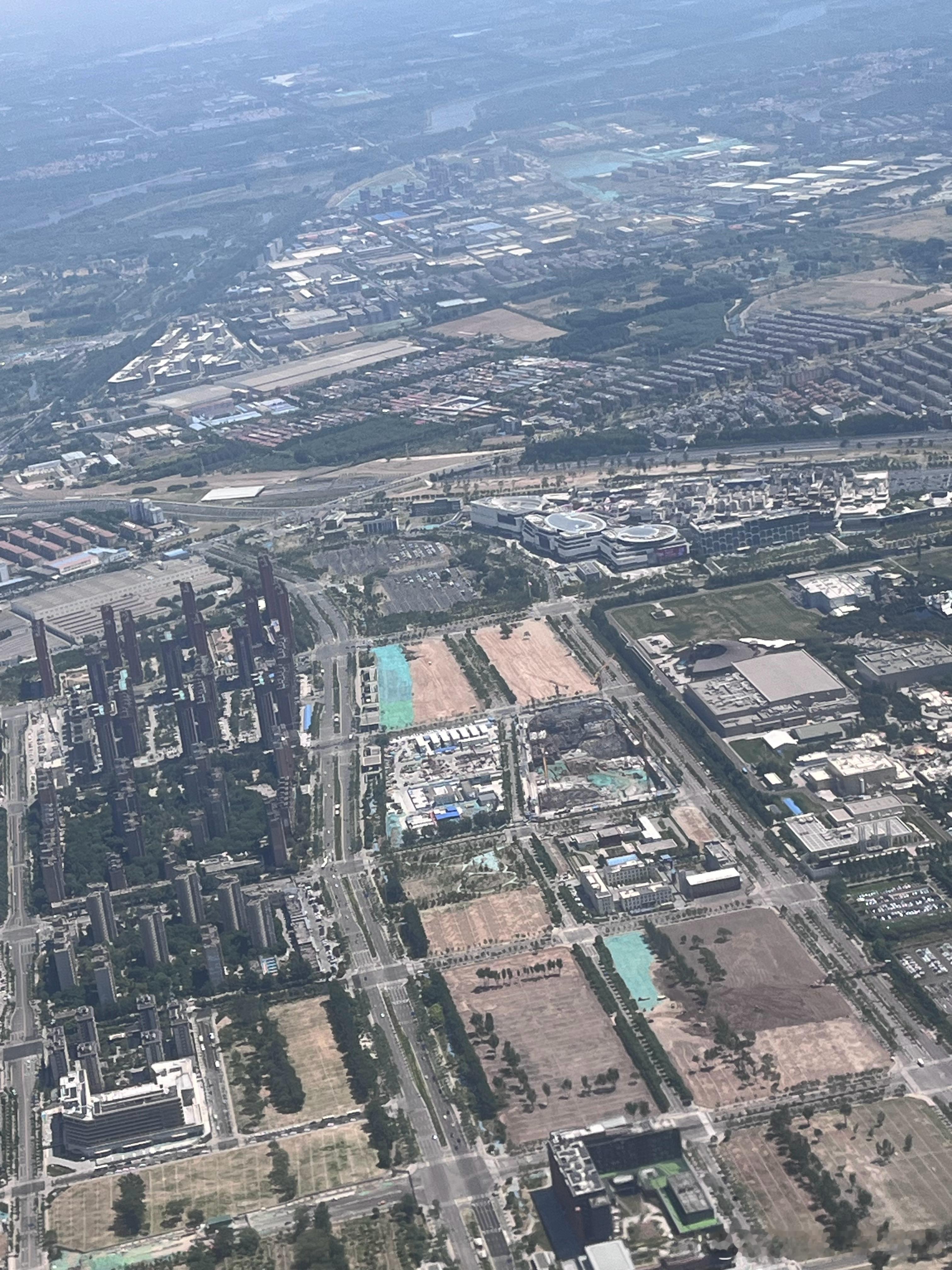 从高空俯瞰湾里，这感觉还是挺震撼的。冬天去过一回，体验不是很好。现在临时停车场都