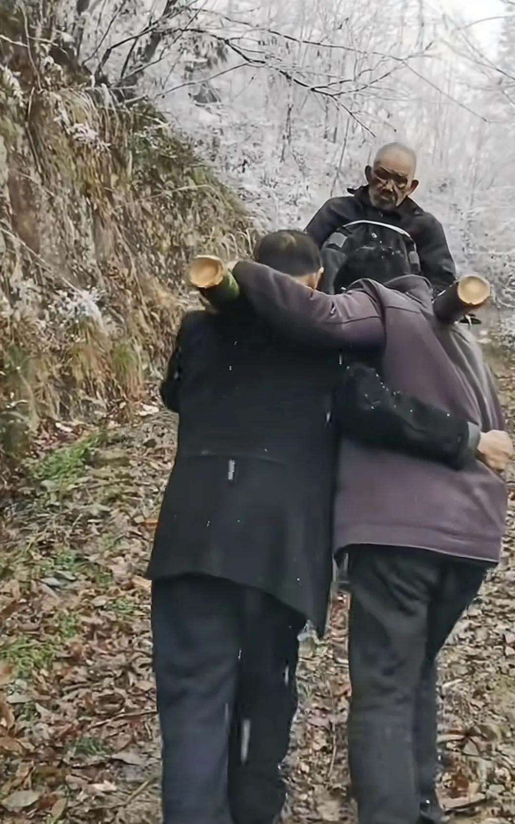 前几天，看到村里一位独居老人，他家用的是那种烤火炉，天冷了，大家都用它取暖。
