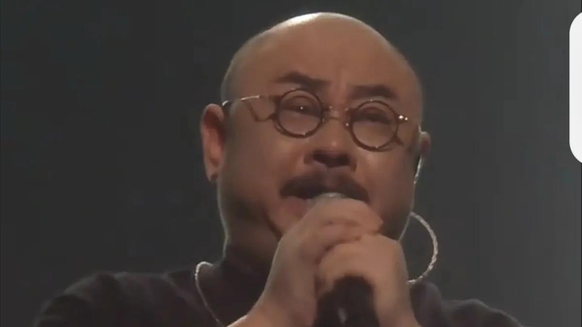 在合肥的闪耀夜色中，刀郎的演唱会拉开了序幕。他以一种近乎深情的哽咽，开启了《德令