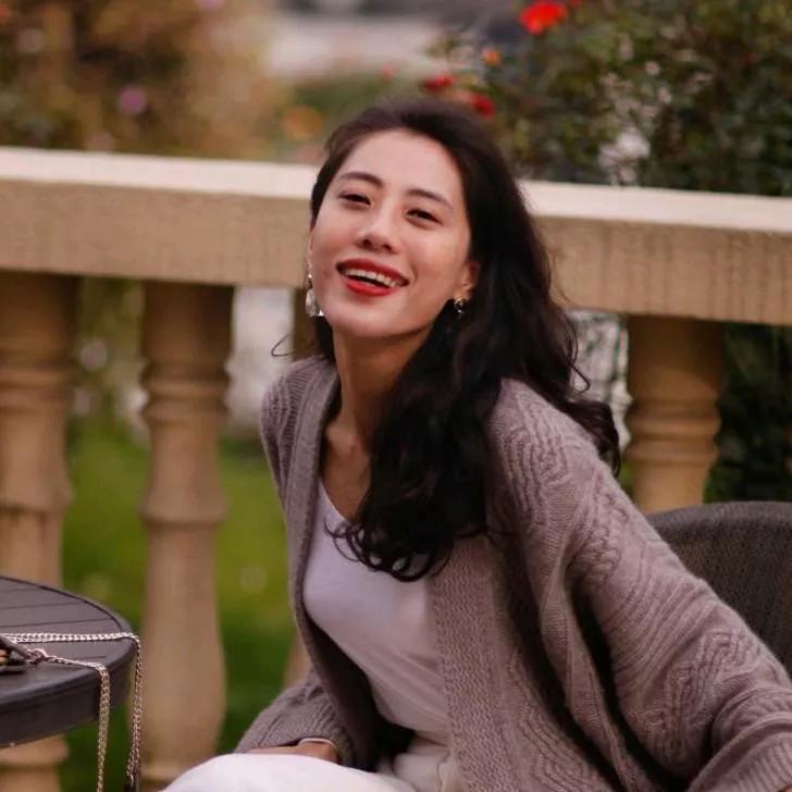 阳光明媚的午后，笑靥如花的她，享受着惬意的时光秋日午后的温柔 她笑靥如花 生活阳