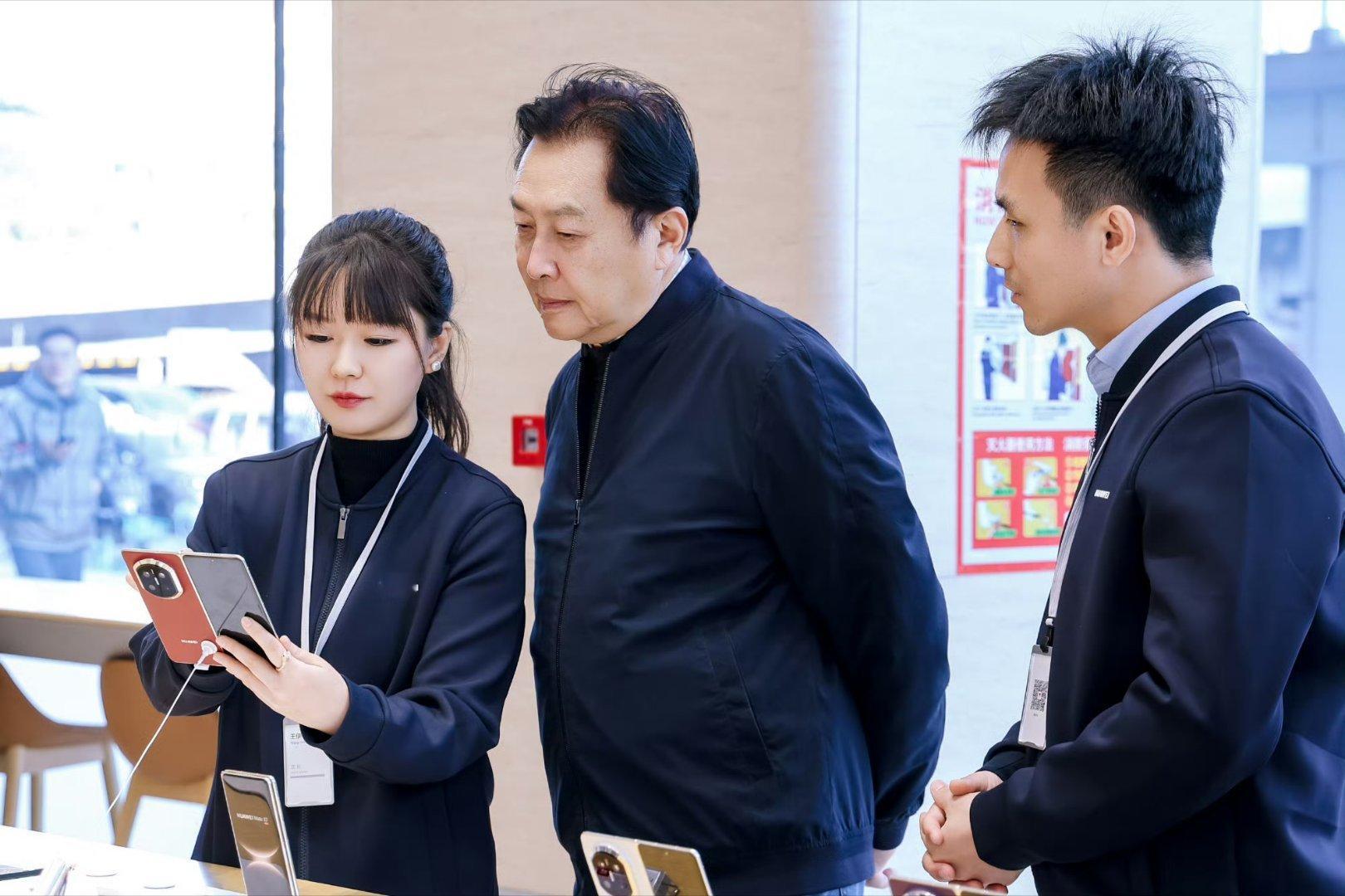 全国各地华为门店成偶遇明星现场唐国强老师的华为门店之行，像是一个缩影，折射出华为