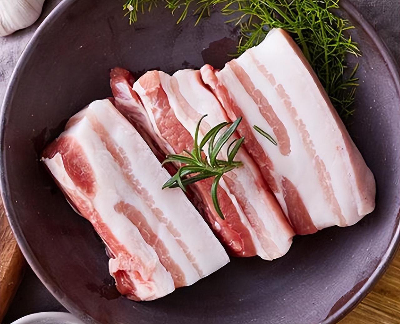 爱吃肉的人要注意：想要健康，这4类肉要少吃，尤其是老年人

吃肉在很多中老年人眼