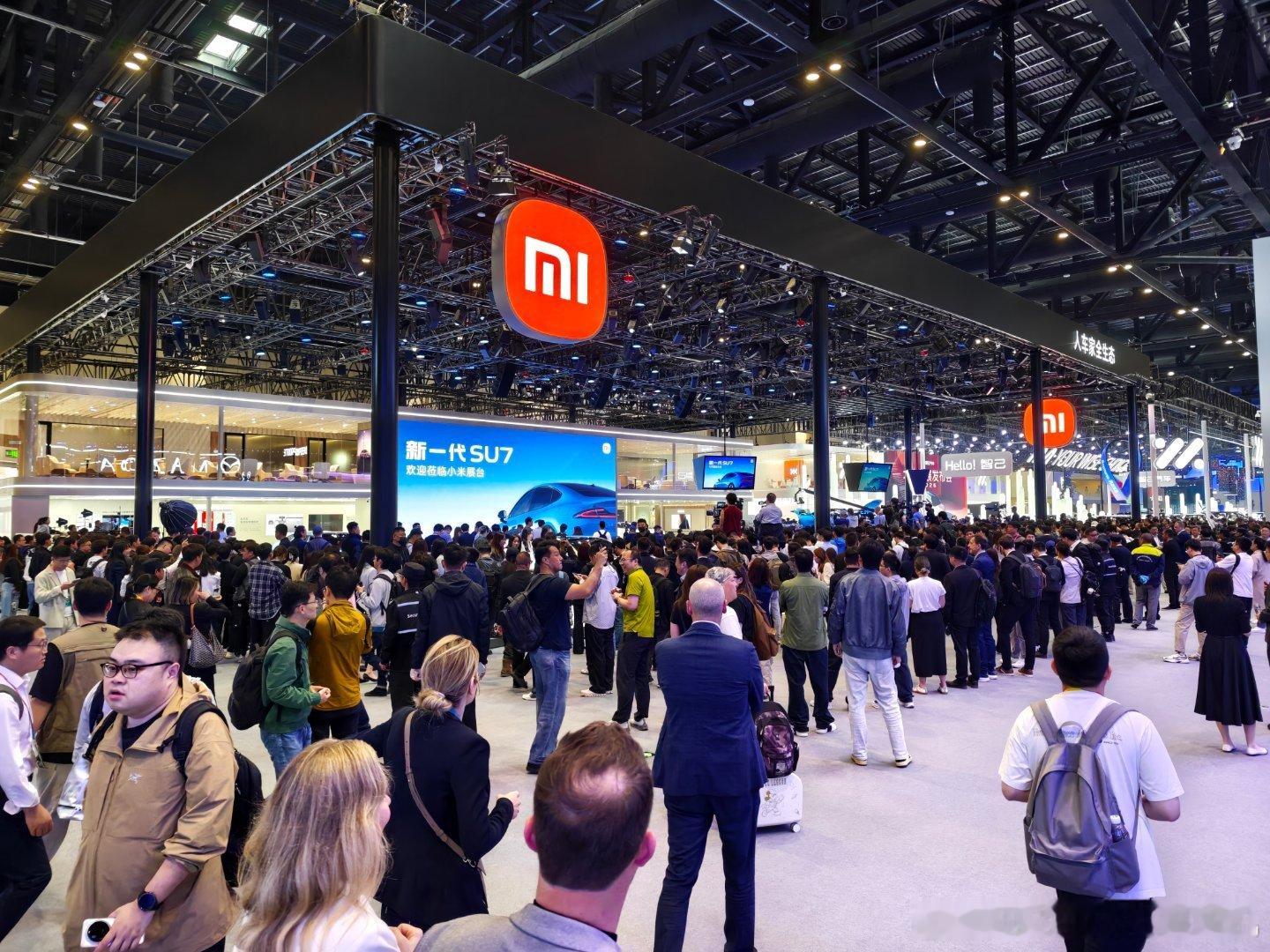 小米依旧是车展的顶流，还没开始就已经被围地水泄不通了，因为今天雷军会来，似乎还会