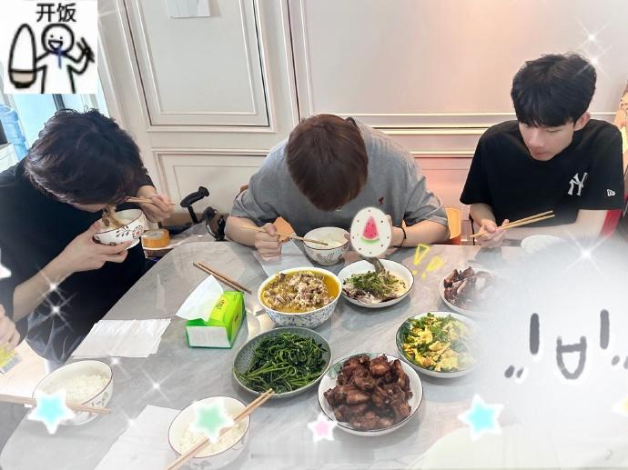 扒拉：阿姨，明天想吃鱼！👩🍳：今天就有！！！扒拉：想要扒拉：得到(^o^)2
