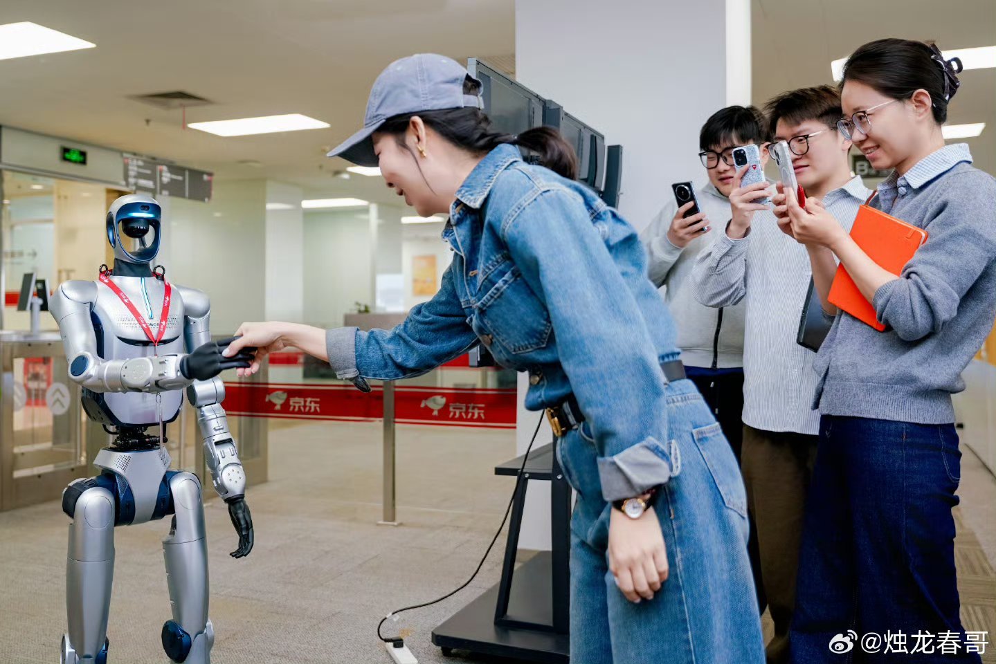 荣耀α机器人这是被京东食堂的美味迷住了不会也要整两好菜，喝二两二锅头吧原来荣耀机
