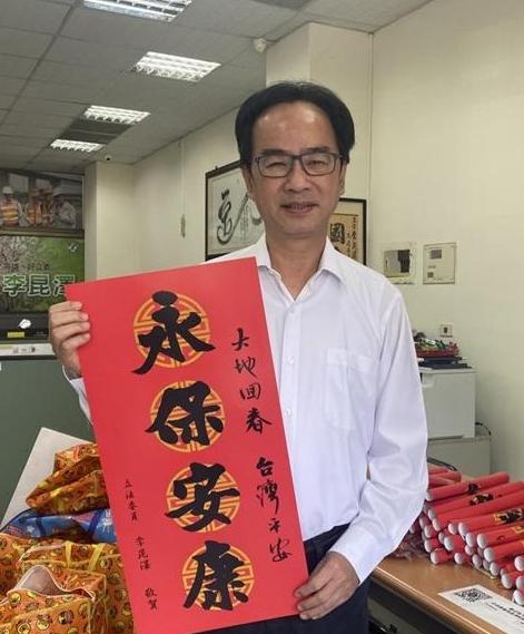 这是陈菊的外甥李昆泽，人都说外甥像舅舅，但李昆泽跟亲姨长得也像！看这甥姨的五官几