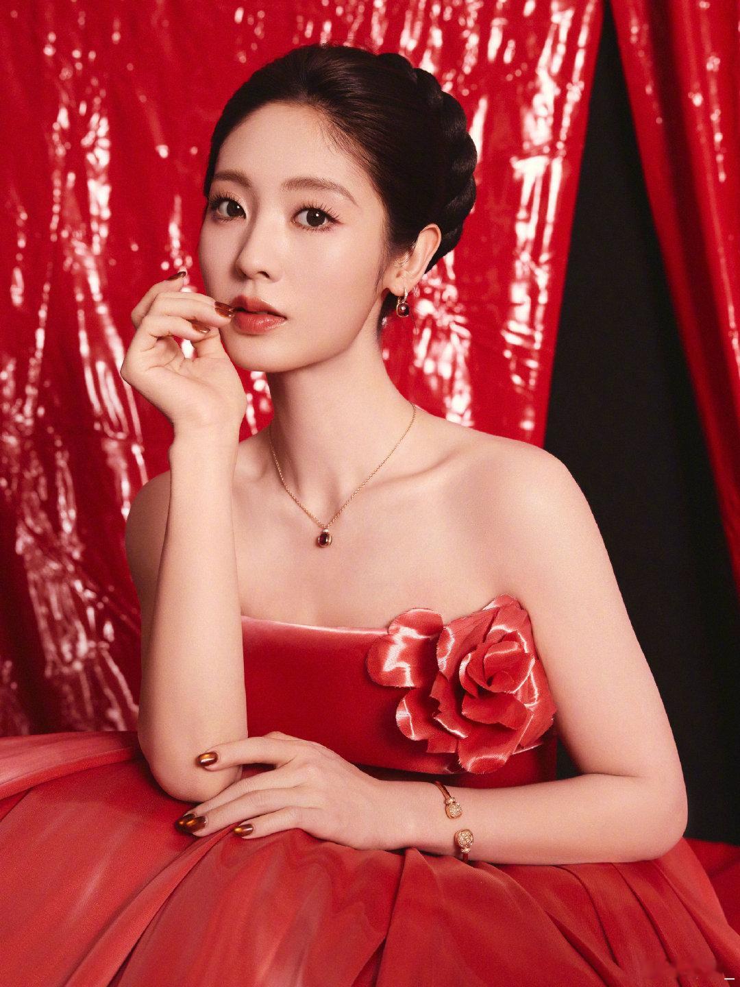 邢菲玫瑰抹胸红裙邢菲有秋裤的守护 邢菲 