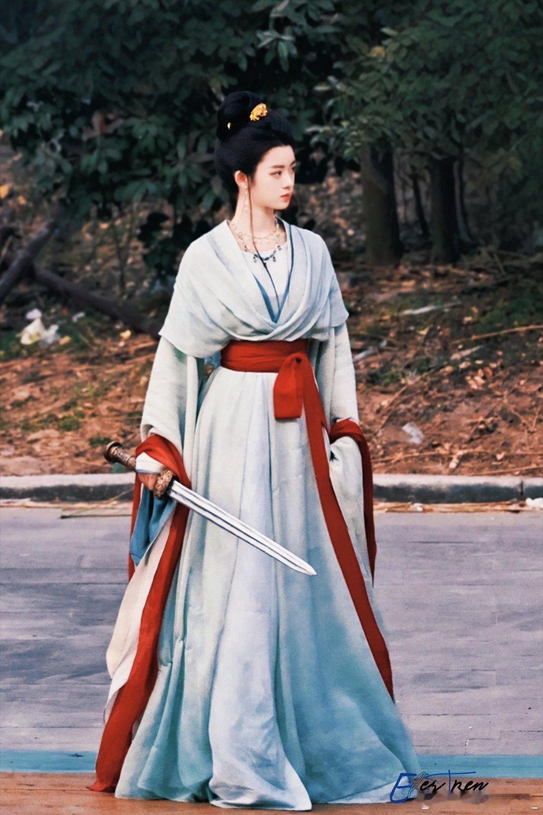 黄杨钿甜上一秒甜妹下一秒拽姐黄杨钿甜舞剑好飒来看娱乐笑容清甜下一秒拔剑冷艳，黄杨