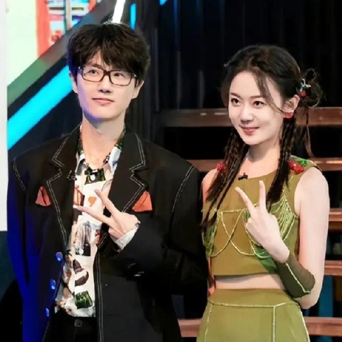 40岁的许嵩和26岁的冯禧领证，
给所有女孩提了个醒，
你可以找长相普通的男人，