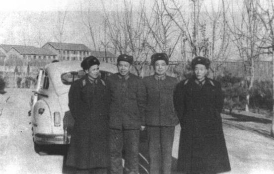 1962年1月，刘忠(左三)、雷钦(左一)、邱子明(右一)等在中国人民解放军军事