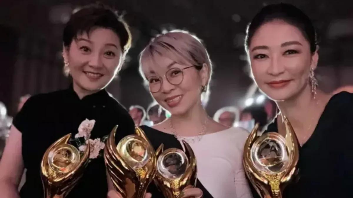 在闪耀夺目的电影节盛宴上，梁静与徐帆两位演技派女神携手亮相，共同定格了一段美好的