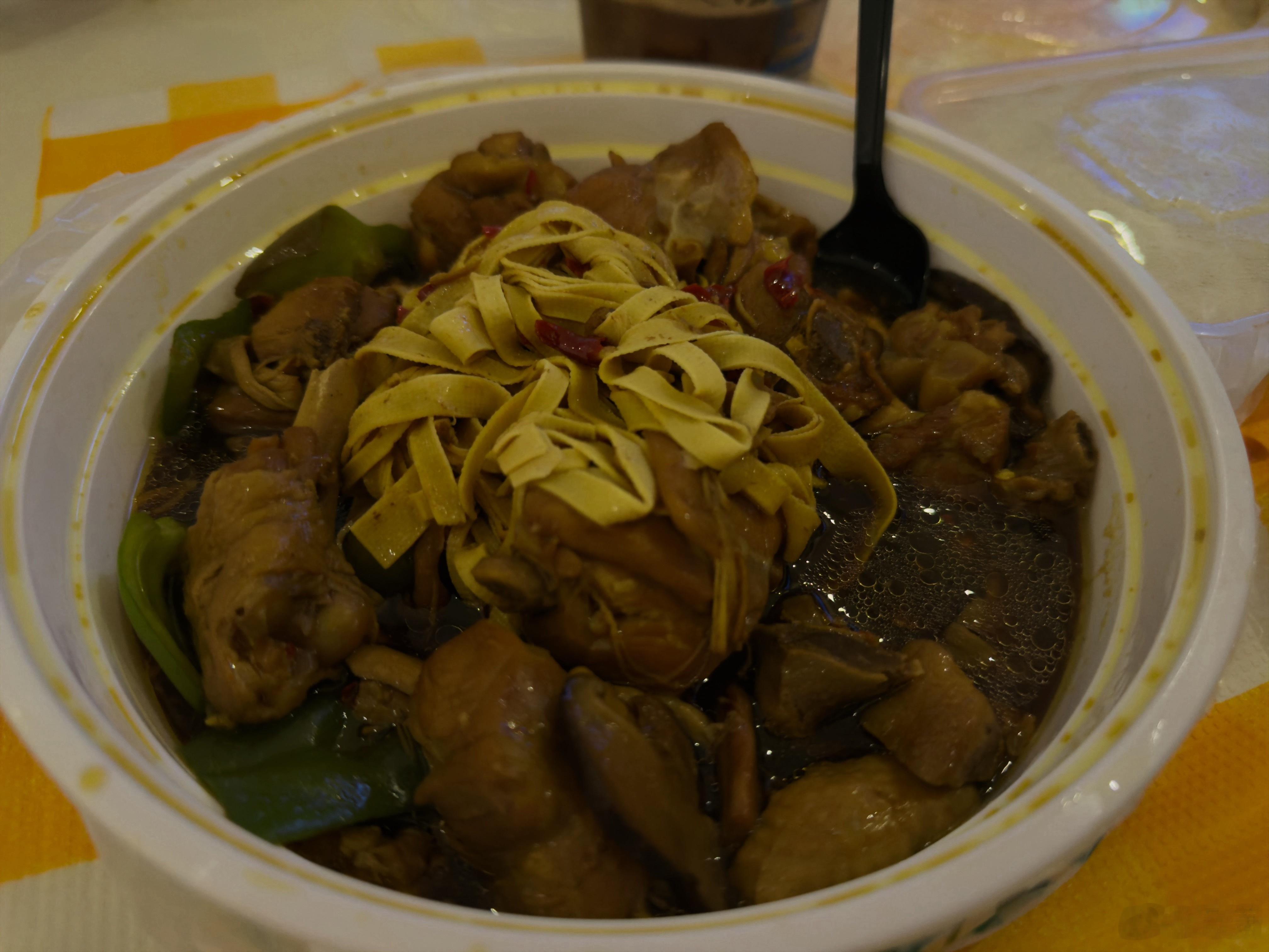 知道黄焖鸡米饭不干净，但架不住真好吃啊！ 