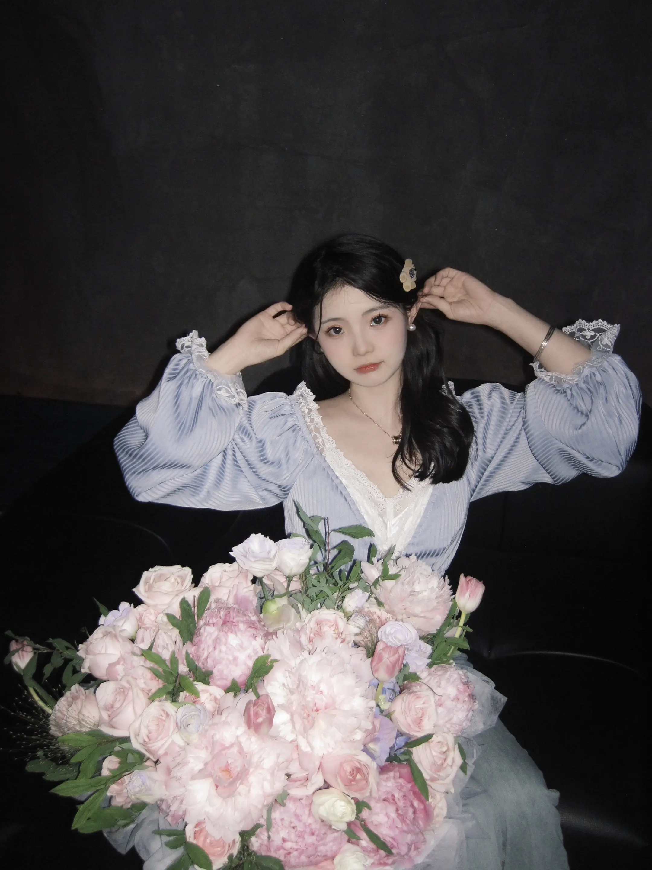 我爱上一个女孩，他性格有点古怪。  🎀