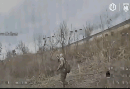 俄军士兵喝着伏特加进攻被无人机击毙
乌军一架无人机在袭击俄军一名士兵时，捕捉到有