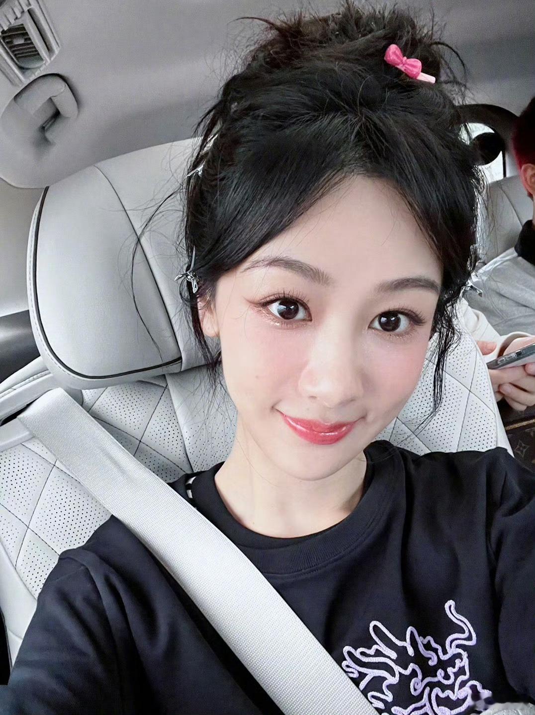 [爱你]#杨紫国色芳华# 有机会耳机分你一个，然后开启心动模式。早吖❤️扑通扑通
