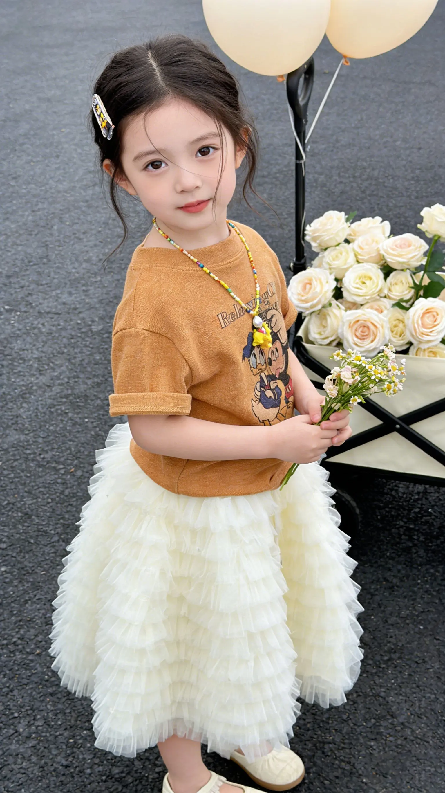 奶fufu的甜妹。焦糖色T恤叠穿奶白纱裙， 像把秋日暖阳揉进了衣服里?...