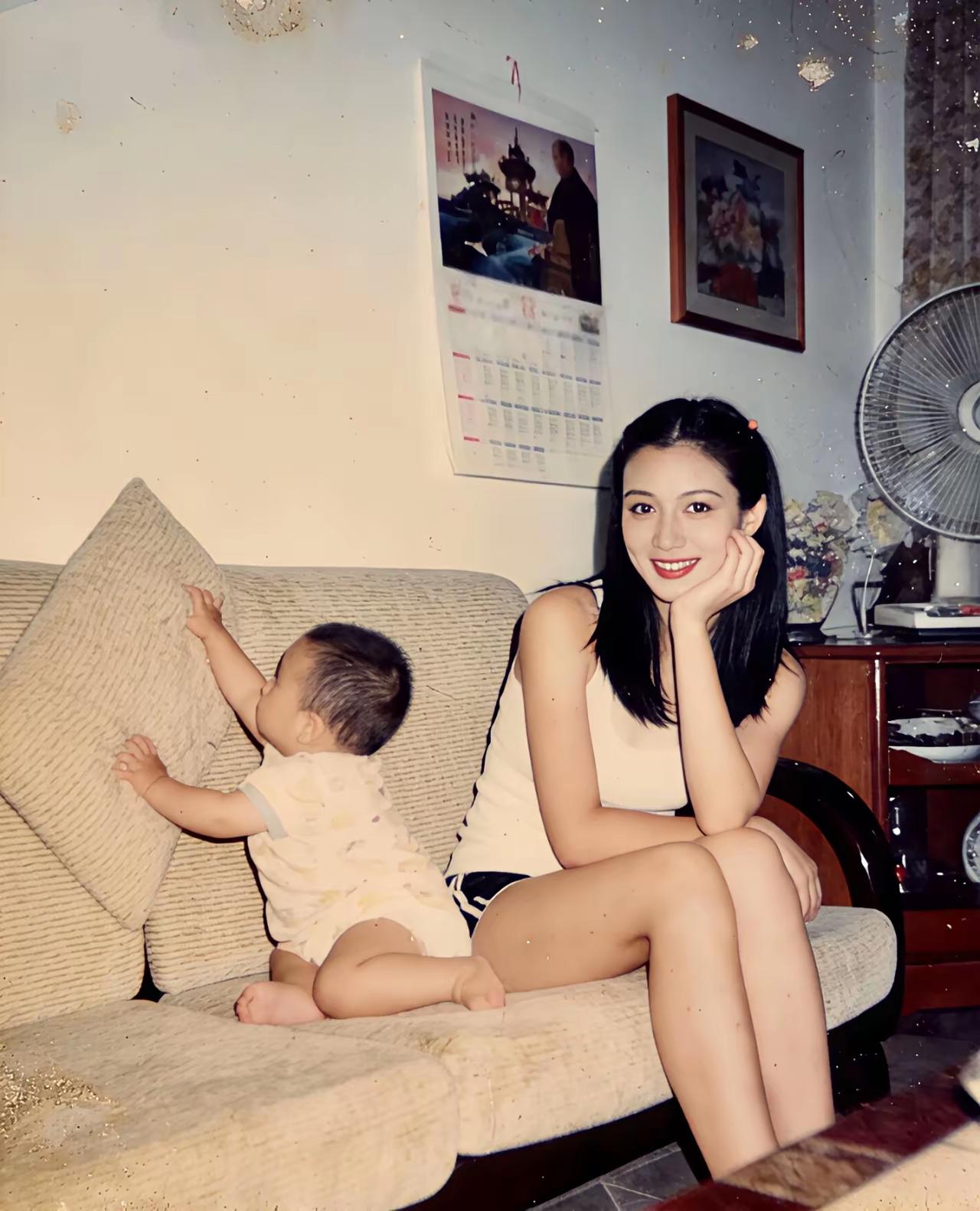 从照片背景的家具、挂历、及电风扇判断判断，应该是九十年代初照的。