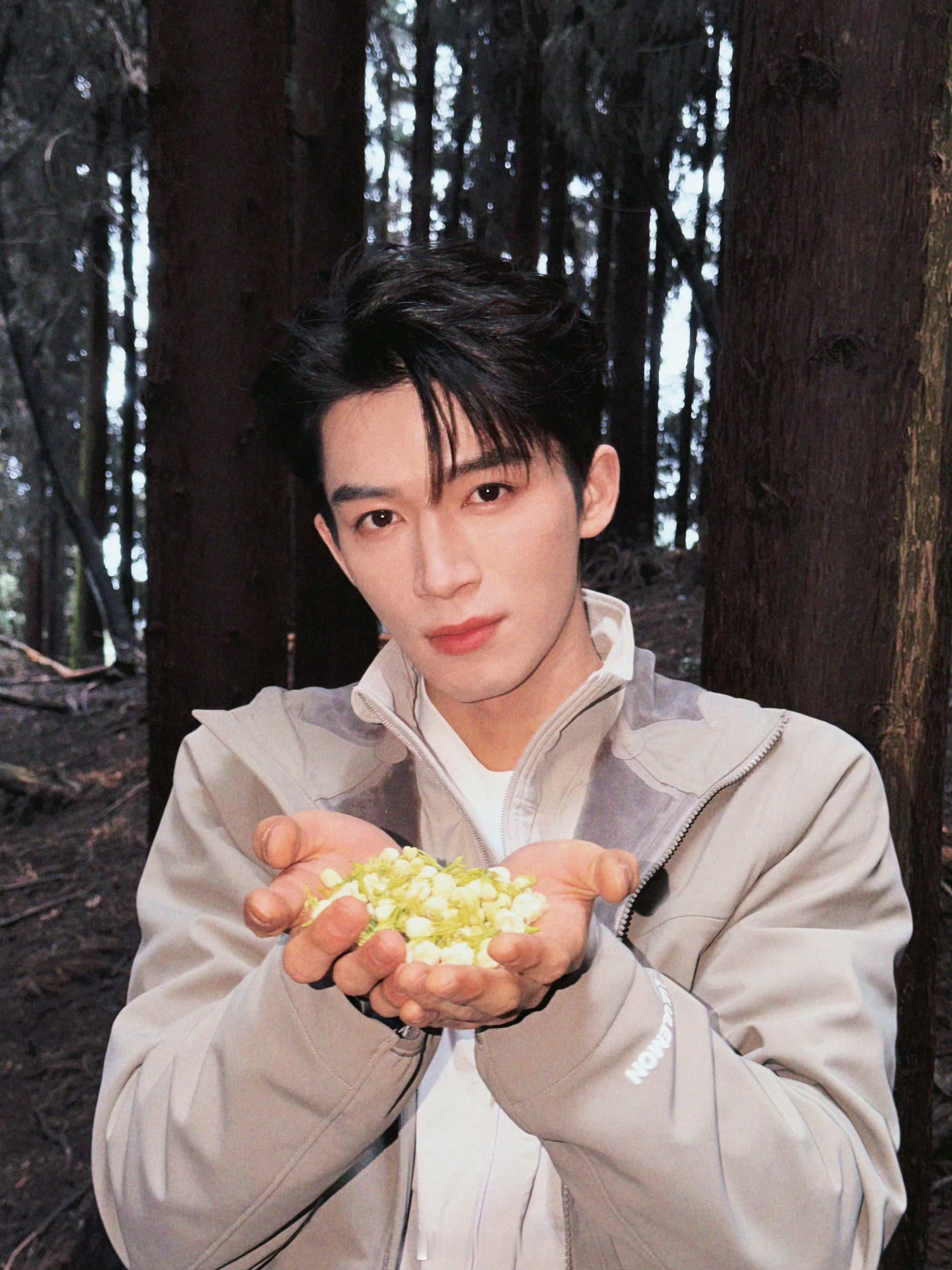 王星越开保时捷上班 王星越来着保时捷来上班了，像小说里的贵公子。 