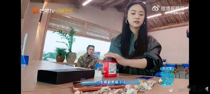 沈月沈月亲手给客人准备礼物亲爱的客栈把浪漫藏进细节里，沈月手工制作项链，用心奔赴