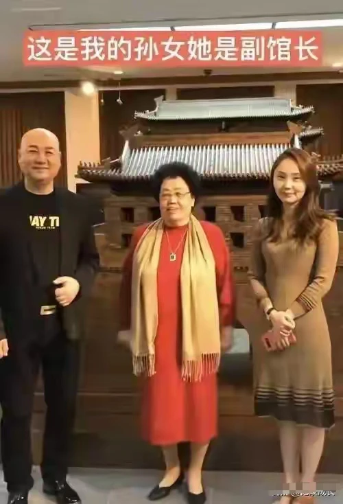 陈丽华的孙女赵紫薇 她是赵勇的二女儿，90后的副馆长 从海外留学回来后...